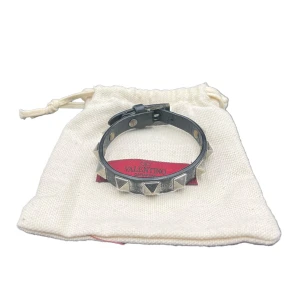 Valentino armband - FRI FRAKT PÅ THEARCHIVE.SE | Vi säljer nu detta valentino armband som är i okej skick. Ingår dustbag. Om du har några eventuella frågor gå gärna in på thearchive.se eller kontakta oss här på plick för att veta mer🌟