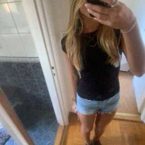 Blå jeansshorts - Snygga blå jeansshorts med en klassisk design. Perfekta för varma sommardagar. De har en normal passform och är midwaist, bara att skriva för bilder 😊❣️