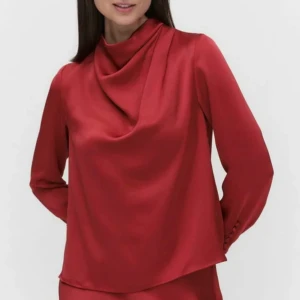 Satinblus - Fin satinblus, tunt skönt material, ingen stretch, aldrig använd!