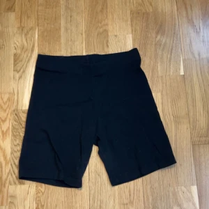 Svarta cykelshorts - Snygga svarta cykelshorts perfekta för träning eller en avslappnad dag. De har en elastisk midja för extra komfort och är gjorda i ett stretchigt material.