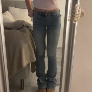 True religion jeans - Säljer mina jättefina true religion jeans, dom är i W25 och är i modellen Becca. Dom är knappt använda och är i fint skick❤️