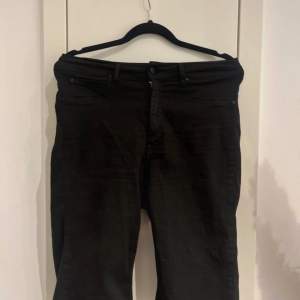 Längre svarta jeansshorts från Gina Tricot i Stl L