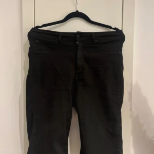 Längre jeansshorts - Längre svarta jeansshorts från Gina Tricot i Stl L