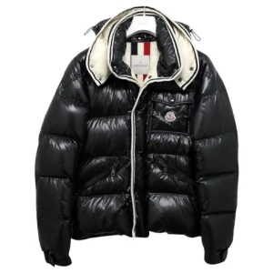 Moncler Branson - Säljer min Moncler Branson jacka då den e för liten. Skit snygg o skön jacka. Storlek 2 (M/L) Tveka inte på o höra av dig vid intresse!!