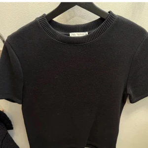 Stickad T-shirt  - Säljer denna stickade t-shirten från ZARA. Använt fåtal gånger så fortfarande bra skick! 🌸Storlek M men passar S också. Hör av er innan ni klickar på köp nu!!!☀️