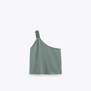 Grön silkestopp - One shoulder silkes topp med fin detalj på axelbandet. Använd fåtal gånger. Nyskick