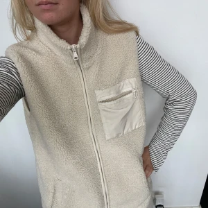 Teddy väst - Fin teddyväst från Lindex