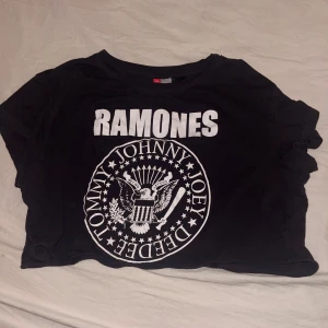 Crop Top - Finns katt och hund i hemmet.