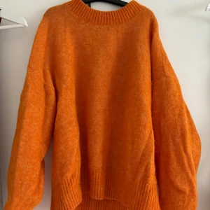 Stickad tröja - Orange stickad tröja från Cubus, fint skick utöver att den har en liten fläck (se sista bilden) 😇 Gjord av ull så väldigt stretchig😀