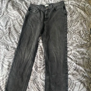 Svarta jeans - Jätte fina och sköna perfekt jeans från Gina tricot 