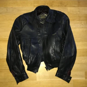 Croppad skinnjacka - Vintage skinnjacka i nyskick (äkta skinn), lite kortare och går ungefär till höften💕 50cm från axeln till botten 40cm på bredden 🙏