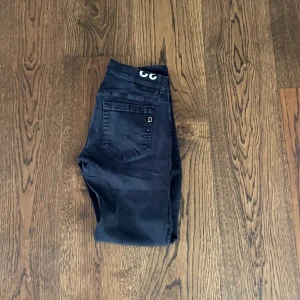 DONDUP JEANS - Skick:10/10 Ingen tecken på användning👑 Storlek:32 Hör av er vid frågor om längd e.t.c.