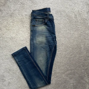 Tiger of Sweden Jeans  - Ett par riktigt feta Tiger of Sweden jeans med en grymt snygg tvätt i slimfit❗️| skick: 8/10✅| Hör av er vid mer frågor❗️
