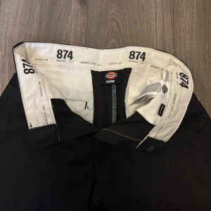 dickies 874 byxor - dickies 874 byxor storlek 28/30  sparsamt använda 