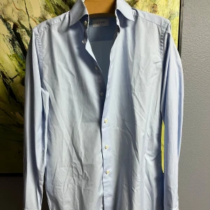 Eton Kostymskjorta  - Väldigt fint skick, nyskick in princip. Storlek 38 vilket motsvarar M. Nypriset ligger på 1700kr. Kan även hämtas i Sigtuna. Tveka inte att fråga om något! 