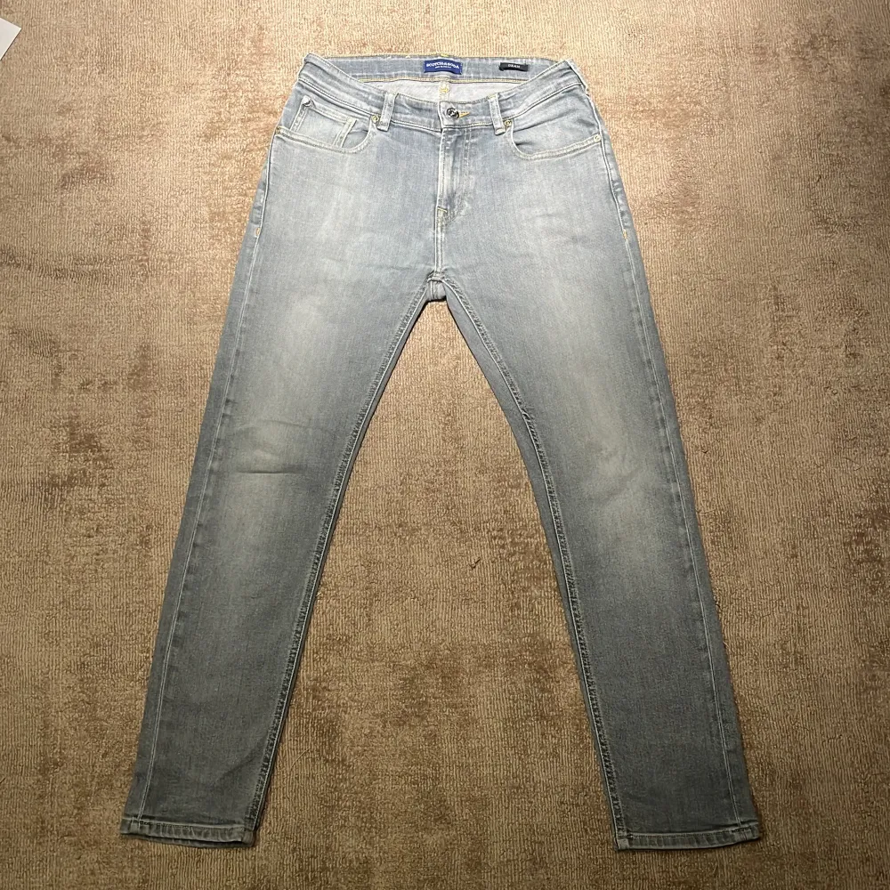 Jätte fint sick massor av finna detaljer.Slim fit passar 13 år 160cm.På bild 5 visas hur tagen är lös men inget som märks när du har på dig dom.. Jeans & Byxor.