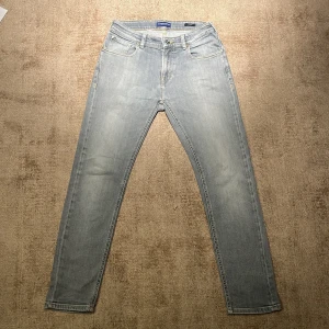 Scotch&soda  - Jätte fint sick massor av finna detaljer.Slim fit passar 13 år 160cm.På bild 5 visas hur tagen är lös men inget som märks när du har på dig dom.