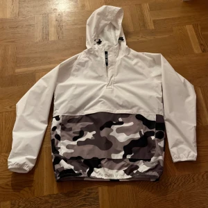Dickies anorak - Oanvänd vit och camouflage-mönstrad. Vindjacka. 