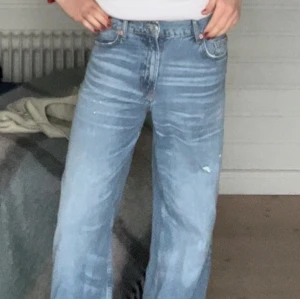 Dösnygga baggy jeans! - Säljer dessa baggy jeans från zara då de tyvärr är för korta på mig (är 180 för referens).🙏🏻 Helt oanvända