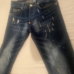 Philipp Plein Jeans - Väldigt fina jeans, med ett väldigt bra skick!💯 Mörk blåa jeans med massa små detaljer, i märket Philipp Plein. Bästa kvalitet på jeansen som är tillverkade i Italien🇮🇹. Ny Köpta för 3400kr. Men eftersom kvitto saknas så säljer jag dom billigt🤙🏼