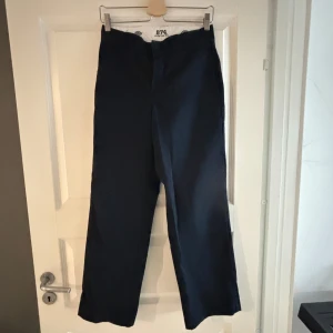 Dickies - Mörkblå Dickies carpenter byxor. Köpta second hand, nyskick. 