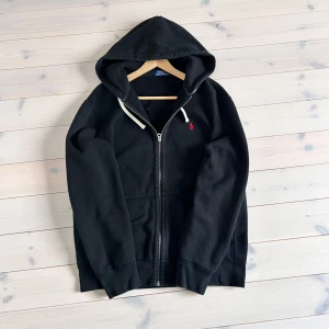 Polo Ralph Lauren Zip Hoodie - Fet polo Ralph Lauren zip hoodie som är perfekt till hösten🍂. Nästan ungefär oanvänd🔥. Skick 9,5/10 ✅. Säljes för är för stor för mig. Nypris 2300. 💸