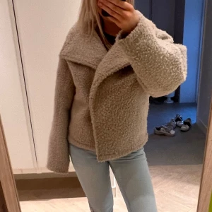 Teddyjacka Gina tricot  - Jättefin o knappt använd så väldigt bra skick. Storlek xs men är mer som en xs-m skulle jag säga.💓