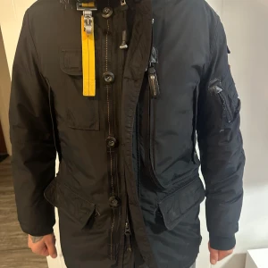 Parajumper herrjacka - Jag säljer en parajumper jacka för män i storlek L. Den är i bra skick och varm samt stilstark. Hör av dig vid intresse!!!