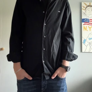 Lacoste  - Tja, säljer nu min riktig snygga Lacoste skjorta är i väldigt bra skick 8/10. Det är storlek M men sitter som S   Hör av er vid funderingar.
