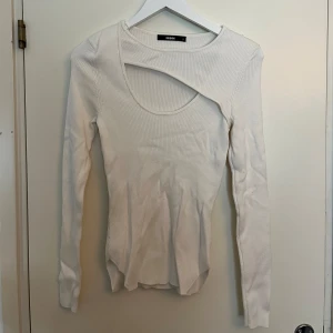 Vit långärmad - Väldigt fin, vit långärmad med detalj över bröst från BikBok. Aldrig använd, endast provad. Storlek S. Skickar gärna fler bilder om det behövs! 💗  (Ordinariepris 399kr) 