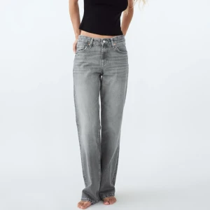 Gråa jeans - Gråa jeans med medelhög midja från zara. Endast använda en gång. 
