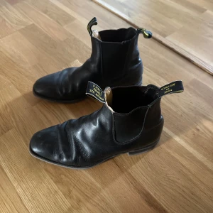 RM.Williams  - RM skor i superfint skick. Inte använda speciellt mycket, en puts och de är som nya! 6000 kr nypris 