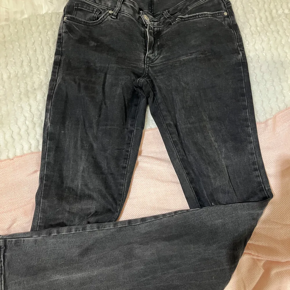 Säljer dessa svarta lågmidjade bootcut jeans, innerbenslängd 82 cm. Har ett litet hål (bild 3) men går enkelt att sy ihop 🖤🖤. Jeans & Byxor.