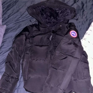 Canada goose jacka - Inge kvitto eller tillbehör. Haft den en vinter och är trött på den. Väldigt bra skick Pris ej hugget i sten