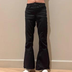 Utsvängda jeans - Väldig snygga jeans. Passar så bra 😊 