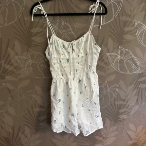 Superfin blommig jumpsuit  - Använd några få gånger, väldigt stretchig och den har knytbara band