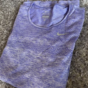Nike t-shirt Xs - Nike tränings t-shirt i nyskick. Använd 2 gånger. Hel och ren, ingenting att anmärka på. Kommer från rökfritt och djurfritt hem