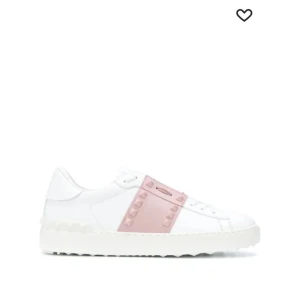 Råsa Valentino Rockstud  - Super snygga valentino som gör ont att sälja, kommer tyvärr inte till användning😪 Köpta för ca 8400kr förra året. Rengjorda, ända defekten är insidan där loggan på sulan är lite utsuddad!!💗 Pris kan diskuteras vid en snabb affär💗