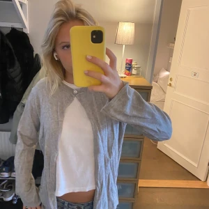 Kofta - Grå kofta, aldrig använd💞