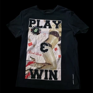 t-shirt - säljer denna as feta t-shirt eftersom att jag ej använder den längre, den är använd några gånger men i bra skick. Skriv för mer info eller bilder, priset kan diskuteras 🤩