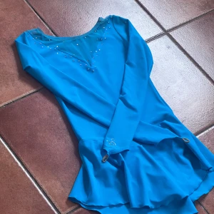 Blå konståknings klänning - Blå konståknings klänning, super fin och varsamt använd💗Hhar tävlat i den 1-2ggr men ingen man ser på skicket💗Storlek S💗 ”Bling” på både bröst och rygg💗Orginal pris 1100kr