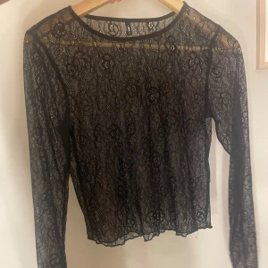 Spets topp  - En svart steptströja från only, använd 1 gång:) 