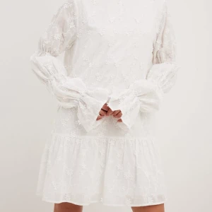 Studentklänning  - Min studentklänning, endast använd några få timmar på studentdagens förmiddag, som ny!!