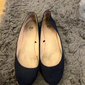Mörkblå ballerinaskor - Mörkblå ballerina med lite missfärgning inuti men inga defekter på utsidan eller undertill. 
