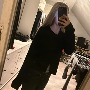 Stickad tröja  - Säljer denna jätte söta stickad tröja då den tyvärr inte kommer till användning längre. Skriv privat om mått eller andra frågor. Pris kan diskuteras💕