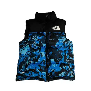 The north face blå camo väst. den är storlek S . Köpt för typ 3 år sen och har använt den max 2 gånger så den är som ny! Pris går att diskuteras och jag är öppen för byten✌️