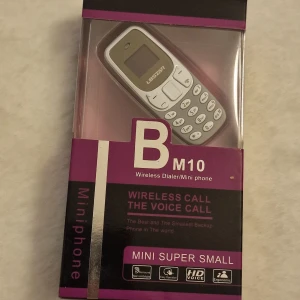 BM10 Mini Wireless Dialer/Mini Phone - BM10 är en superliten och smidig mini-telefon från L8STAR. Den har en 0.66-tums OLED-skärm och stödjer GSM850/900/1800/1900 frekvenser. Telefonen kan användas både som en trådlös dialer och en fristående mobil med SIM-kort. Den har plats för två SIM-kort eller ett SIM-kort och ett TFT-kort. Batteriet är på 380mAh, vilket ger bra standby-tid. Perfekt som backup-telefon eller för minimalistisk användning.