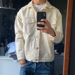 Overshirt Dr.Denim - Dr.Denim overshirt Sjukt snygg men kommer ej till användning så jag säljer den.  Den är så gott som ny. Storlek M/L, är 188 på bilden. Nypris ligger runt 1000kr