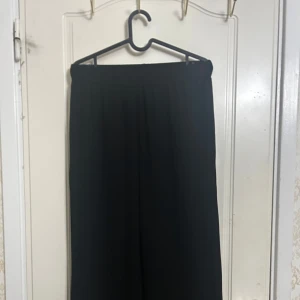 Svarta luftiga byxor  - Svarta raka byxor som också är väldigt luftiga, perfekt till vardags. Aldrig använts. 