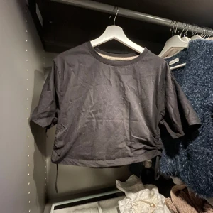 T-shirt med knytning - Jätte söt topp/t-shirt som inte kommer till användning. Jätte bra skick